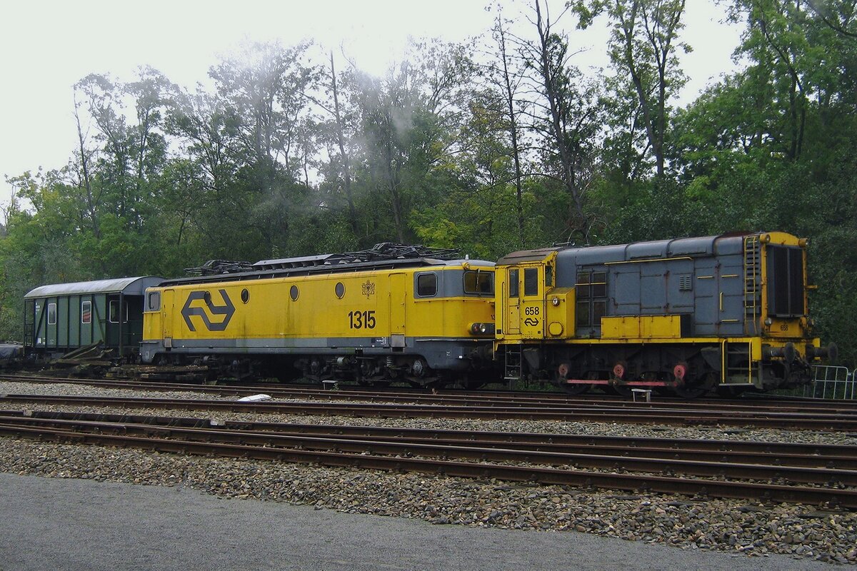 Ex-NS 658 steht mit der ebenfalls z-gestellter 1315 am 21 Oktober 2012 ins SSN Hauptquartier Rotterdam Noord Goederen.