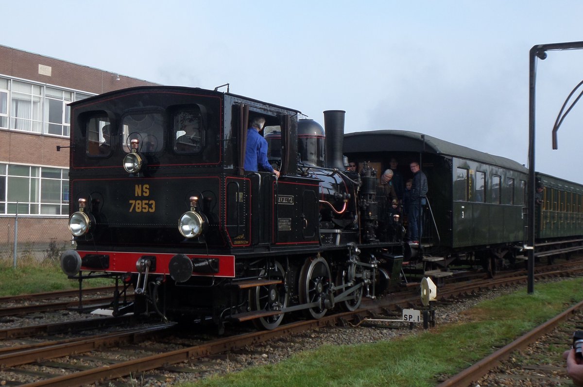 Ex-NS 7853 rangiert ein Dampfzug in Haaksbergen am 23 Oktober 2016.