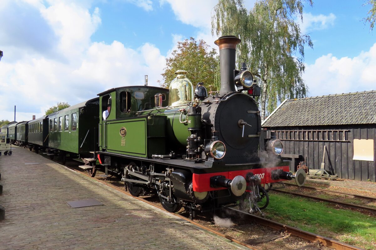 Ex-NS 8107 steht mit ein Dampfpendelzug am 14 Oktober 2023 abfahrtbereit in Haaksbergen whrend die MBS-Herbstdampftage. 