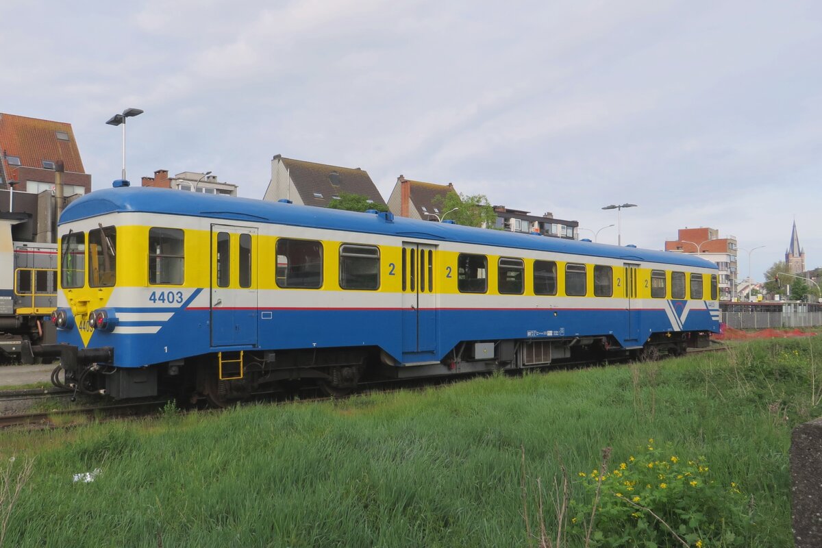 Ex-SNCB Dieseltriebwagen 4403 steht am 6 Mai 2023 abfahrtbereit in Eeklo als 1. Pendelzug nach Maldegem.