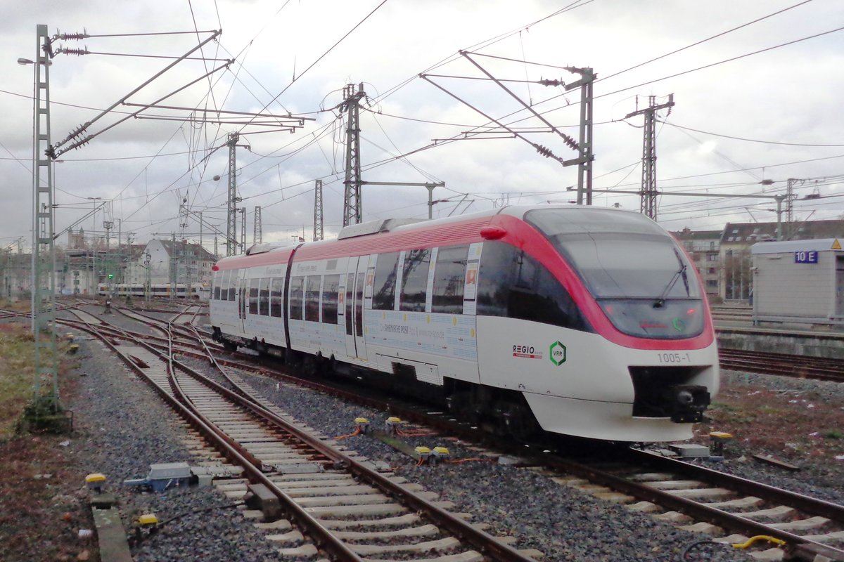 Ex-VolmetalBahn 1005-1 verlässt am trüben 3 Januar 2019 Düsseldorf Hbf.