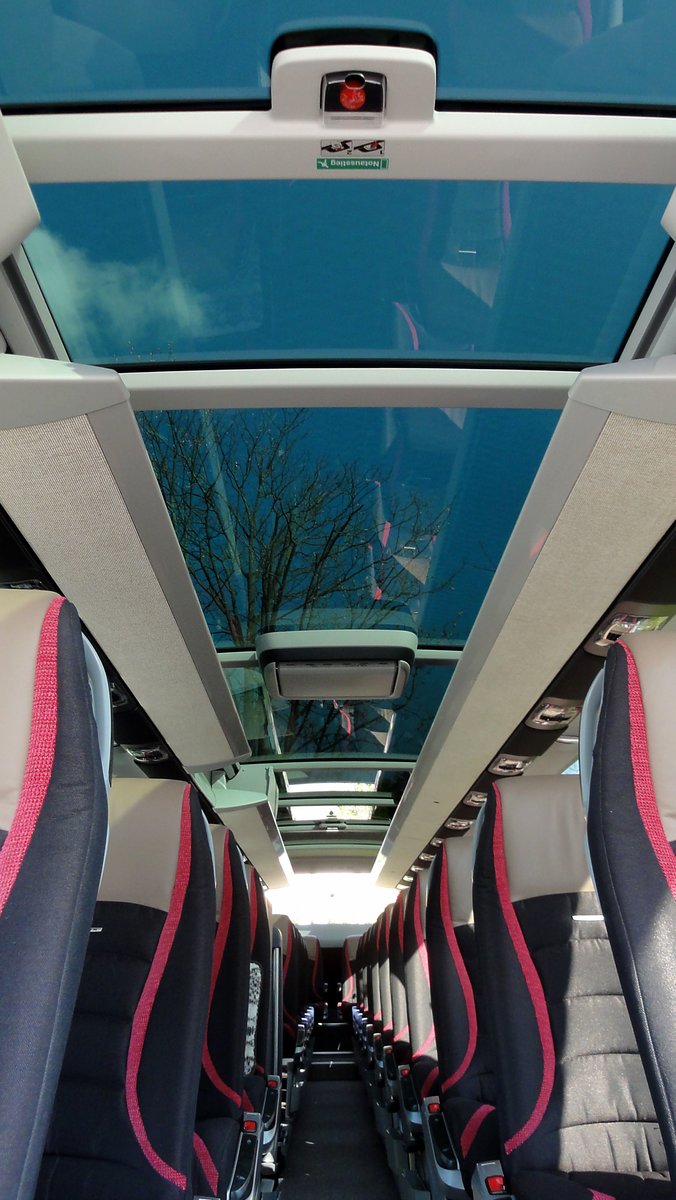 Exclusives Glasdach im Luxusliner Setra 515 HD von Fankhauser Car Reisen aus der Schweiz in Krems gesehen.