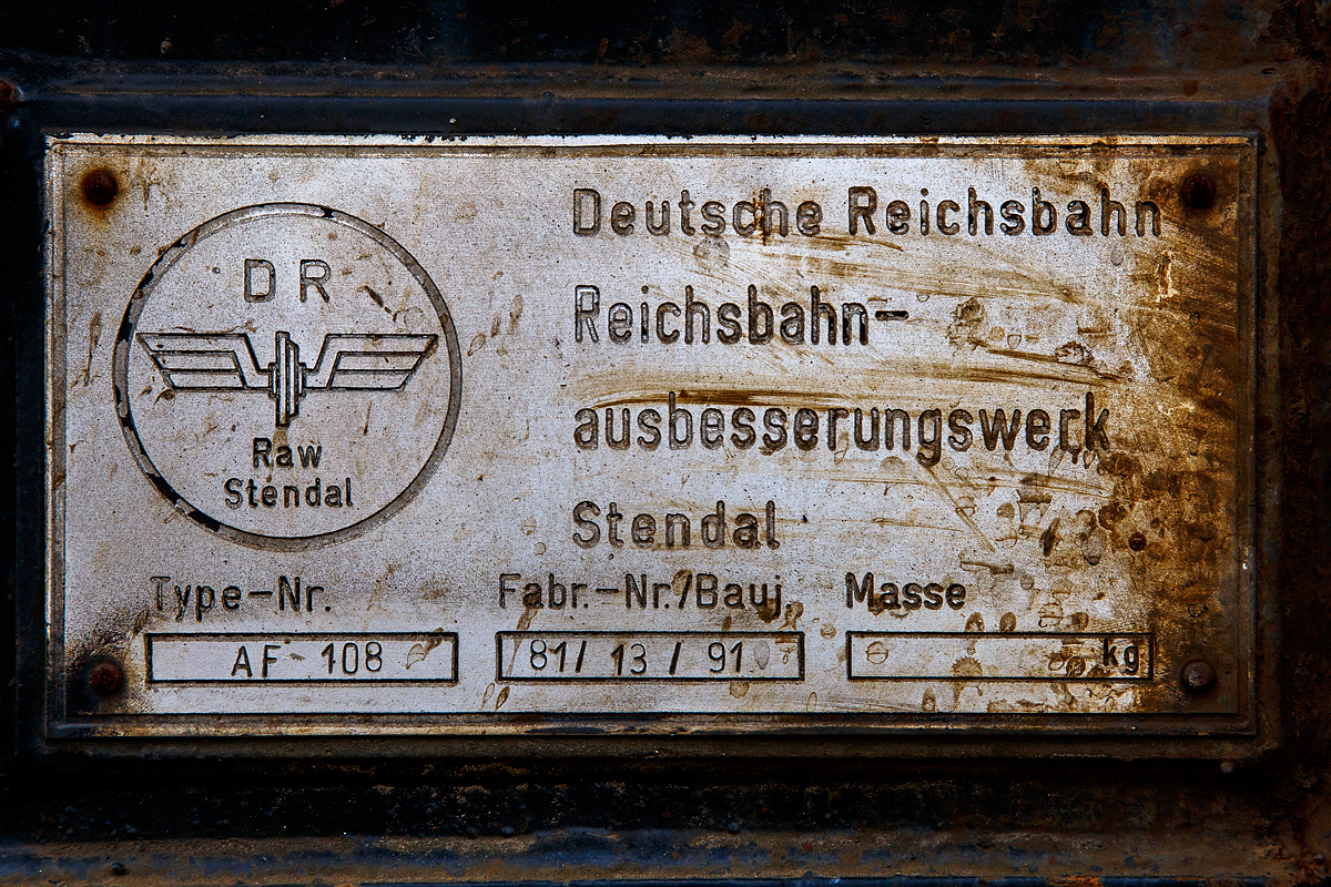 Fabrikschild des Anhngerfahrzeuges AF 108, Kleinwagen Nr. 31.1.8191 5, der H. Klostermann Baugesellschaft mbH (Hamm), hier am 03.09.2016 beim Bf Brachbach (Sieg).