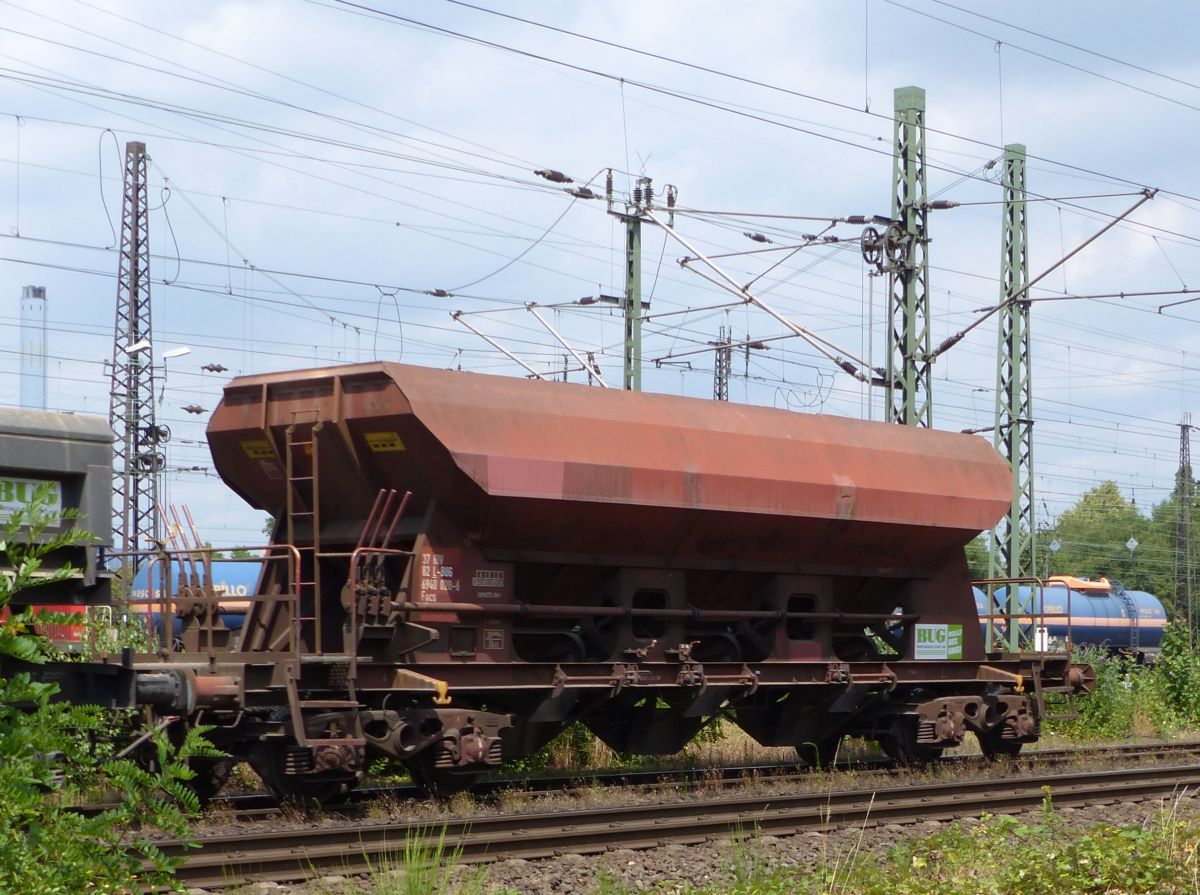 Facs vierachsiger Schttgutwagen mit dosierbarer Schwerkraftentladung aus Luxemburg mit Nummer 37 RIV 82 L-BUG 6940 020-6 Gterbahnhof Oberhausen West, Deutschland 06-07-2018.

Facs vierassige zelflosser uit Luxemburg met nummer 37 RIV 82 L-BUG 6940 020-6 goederenstation Oberhausen West, Duitsland 06-07-2018.