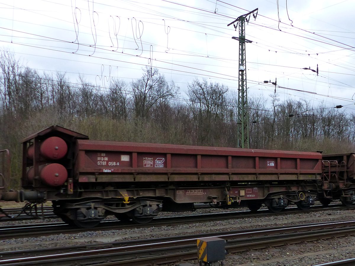 Fakks 127 Drehgestell-Schttgutkippwagen mit Nummer 31 80 D-DB 6781 058-6 Rangierbahnhof Kln Gremberg. Porzer Ringstrae, Kln 08-03-2018.

Fakks 127 open goederenwagen kan zijdelings kiepen met nummer 31 80 D-DB 6781 058-6 Rangeerstation Keulen Gremberg. Porzer Ringstrae, Keulen 08-03-2018. 