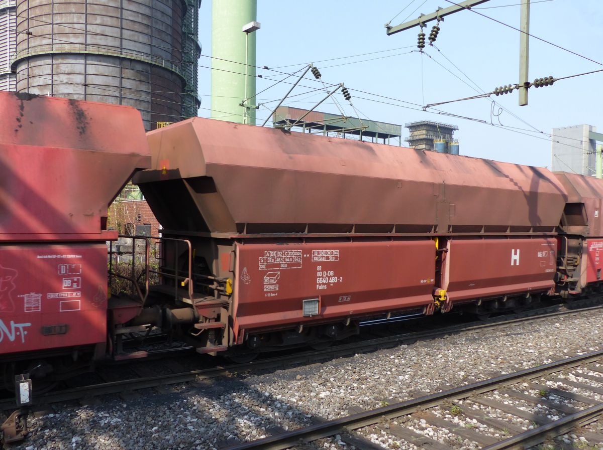 Falns vierachsiger Schttgutwagen mit schlagartiger Schwerkraftentladung mit Nummer 81 80 D-DB 6640 480-2 Kokerei Prosper, Bottrop 12-04-2018.

Falns zelflosser met nummer 81 80 D-DB 6640 480-2 Kokerei Prosper, Bottrop 12-04-2018.