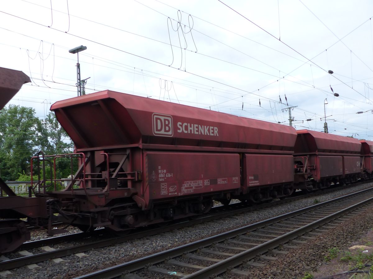 Falrrs 153 Offener Drehgestell-Schttgut-Wageneinheit fr den Erztransport mit Nummer 81 80 D-DB 6861 636-1 Rangierbahnhof Kln Gremberg 20-05-2016.

Falrrs zelflosser eenheid met nummer 81 80 D-DB 6861 636-1 rangeerstation Keulen Gremberg 20-05-2016.