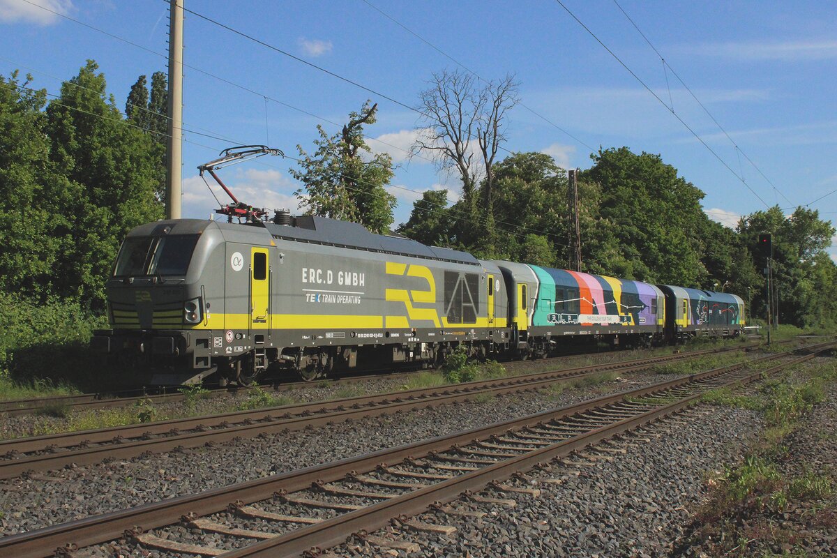 Farbenfroher Zug mit ERC.D 248 039 durchfahrt am 9 Mai 2025 Lintorf.