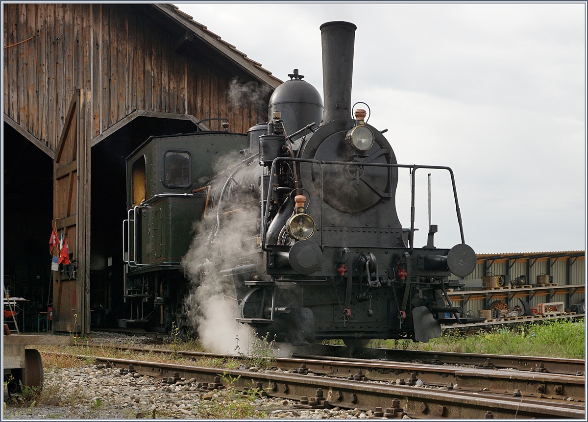 Faszination Dampf: Das Tigerli der ST in Triengen; oder etwas ausführlichger: Die 1907 bei der SLM unter der Fabriknummer 1810 für die SBB gebaute E 3/3 8479 ist heute bei der Sursee Triengen Bahn (ST) im Einsatz. Sie trägt nicht nur für jederman ersichtlich die Nummer 5, sondern verfügt auch über eine UIC Nummer: 90 85 0008 479-7.
27. August 2017