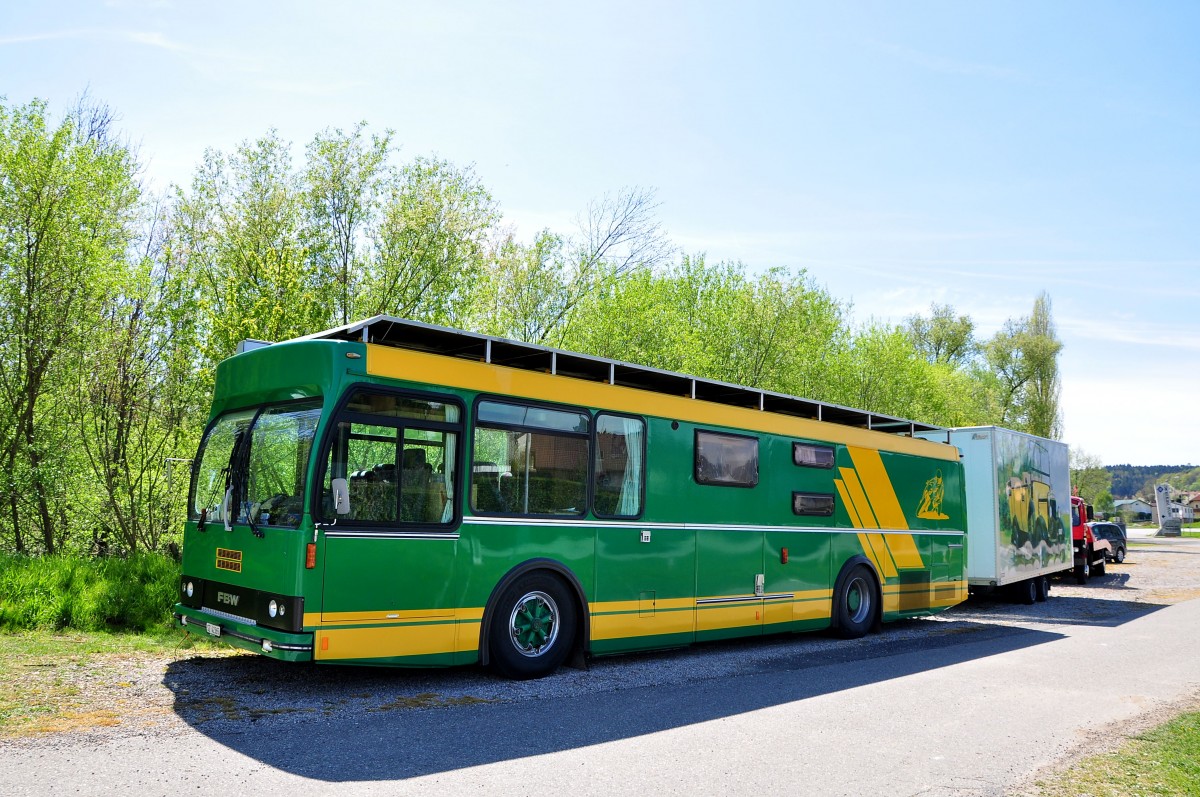 FBW Oldtimer Bus,umgebaut als Reisemobil mit Anhnger fr den Transport eines Oldtimers am 25.4.2015 in Wieselburg/Niedersterreich beim Oldtimertreffen der Fa.Kerschner gesehen.