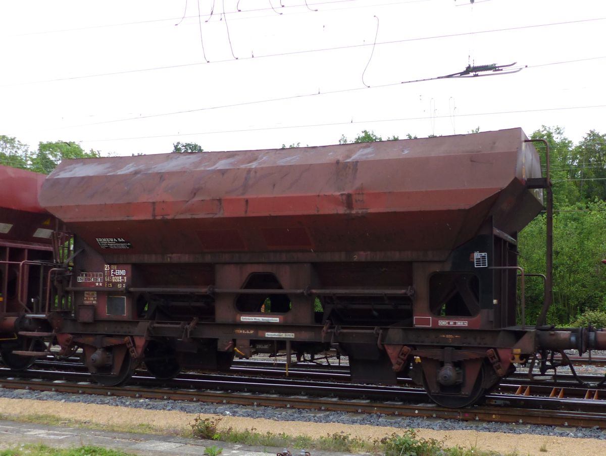 Fcs Drehschieber-Seitenentladewagen aus Frankreich von Ermewa mit nummer 23 RIV 87 F-ERMD 6450 203-1 Rangierbahnhof Gremberg, Kln, Deutschland 20-05-2016.

Fcs twee-assige zelflosser uit Frankrijk van Ermewa met nummer 23 RIV 87 F-ERMD 6450 203-1 rangeerstation Gremberg, Keulen, Duitsland 20-05-2016.