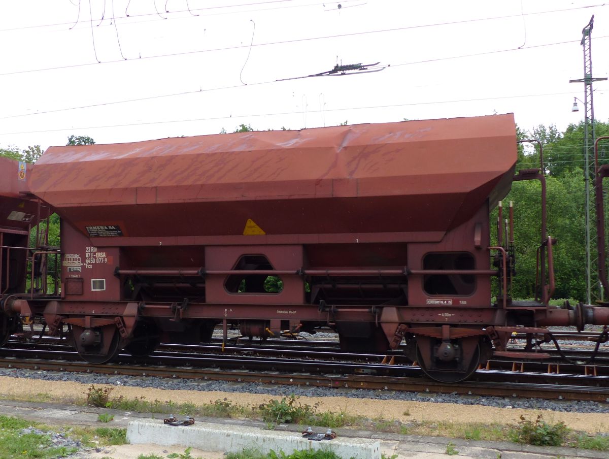 Fcs Drehschieber-Seitenentladewagen aus Frankreich von Ermewa mit nummer 23 RIV 87 F-ERSA 6450 077-9 Rangierbahnhof Gremberg, Kln, Deutschland 20-05-2016.

Fcs twee-assige zelflosser uit Frankrijk van Ermewa met nummer 23 RIV 87 F-ERSA 6450 077-9 rangeerstation Gremberg, Keulen, Duitsland 20-05-2016.