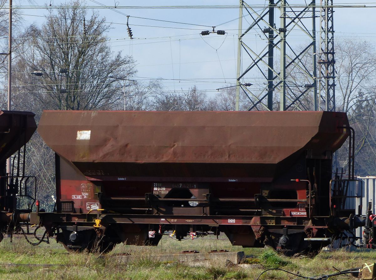 Fcs Drehschieber-Seitenentladewagen mit Nummer 21 RIV 80 D-DB 6457 421-1 Gterbahnhof Oberhausen West 12-03-2020.

Fcs twee-assige zelflosser met nummer 21 RIV 80 D-DB 6457 421-1 goederenstation Oberhausen West 12-03-2020.