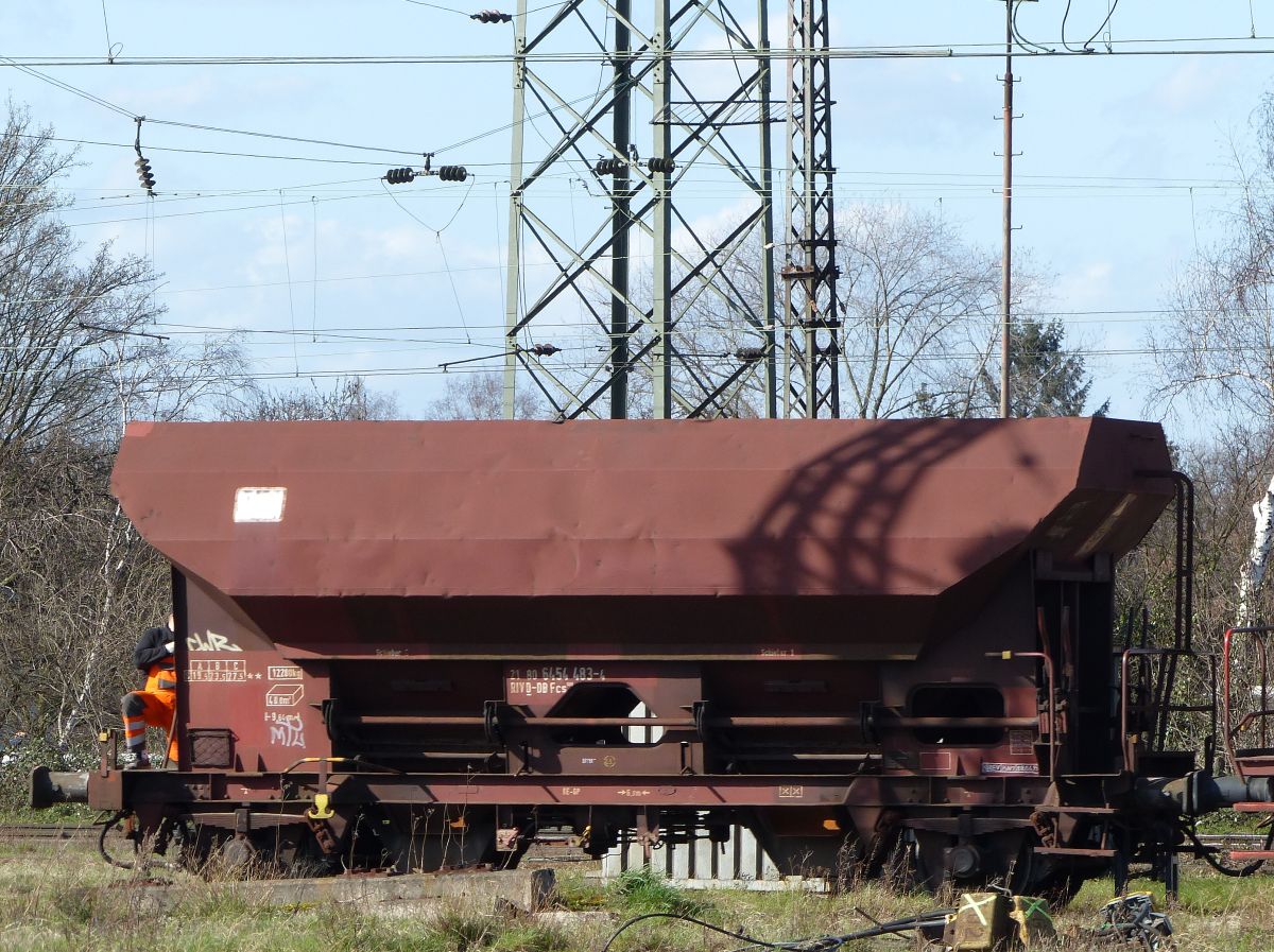 Fcs Drehschieber-Seitenentladewagen mit Nummer 21 RIV 80 D-DB 6454 483-4  Gterbahnhof Oberhausen West 12-03-2020.


Fcs twee-assige zelflosser met nummer 21 RIV 80 D-DB 6454 483-4  goederenstation Oberhausen West 12-03-2020.