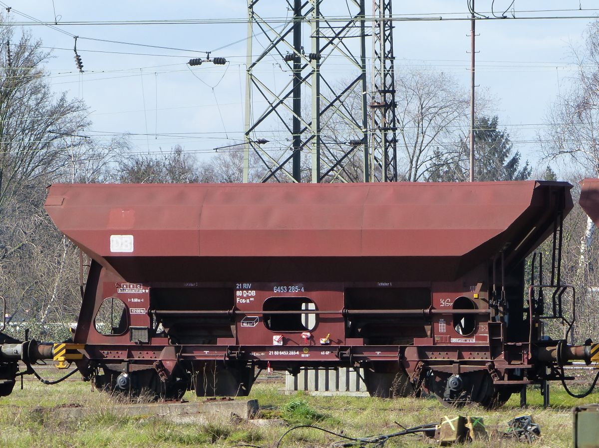 Fcs-x Drehschieber-Seitenentladewagen mit Nummer 21 RIV 80 D-DB 6453 285-4 Gterbahnhof Oberhausen West 12-03-2020.

Fcs-x twee-assige zelflosser met nummer 21 RIV 80 D-DB 6453 285-4 goederenstation Oberhausen West 12-03-2020.