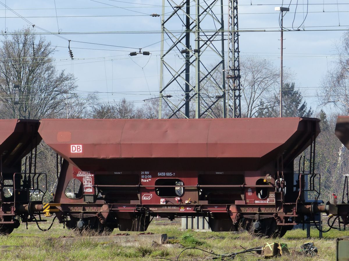 Fcs-x Drehschieber-Seitenentladewagen mit Nummer 21 RIV 80 D-DB 6459 605-7 Gterbahnhof Oberhausen West 12-03-2020.




Fcs-x twee-assige zelflosser met nummer 21 RIV 80 D-DB 6459 605-7 goederenstation Oberhausen West 12-03-2020.