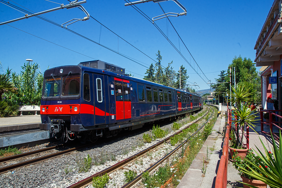 Ferrovia Circumvesuviana di Napoli.....
Zwei gekuppelte dreiteilige EVA Elektrotriebzüge vom Typ T21 (elettrotreni SFSM ETR 086 - 118) am 15.07.2022 beim Halt im Bahnhof Pompei Scavi. Sie fahren die Verbindung Sorrent (Sorrento) / Neapel (Napoli). Eine einfache Fahrkart für diese ca. 50 km lange Verbindung kostet 3,80 Euro.

Die Schmalspurbahn Circumvesuviana wir in 6 Lienen um und nahe dem Vesuv (dem sie auch ihren Namen verdankt) gefahren. 
