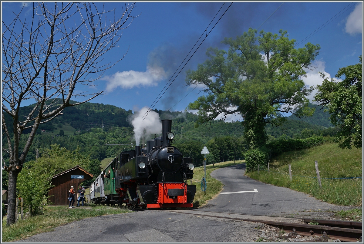  Festival Suisse de la Vapeur 2022 / Schweizer Dampffestival 2022  der Blonay-Chamby Bahn: Nachdem einige Reisende in Cornaux ausgestiegen sind, verlässt die G 2x 2/2 105 mit ihrem Dampfzug von Blonay nach Chaulin den Haltepunkt und fährt in Richtung Chamby weiter.

5. Juni 2022