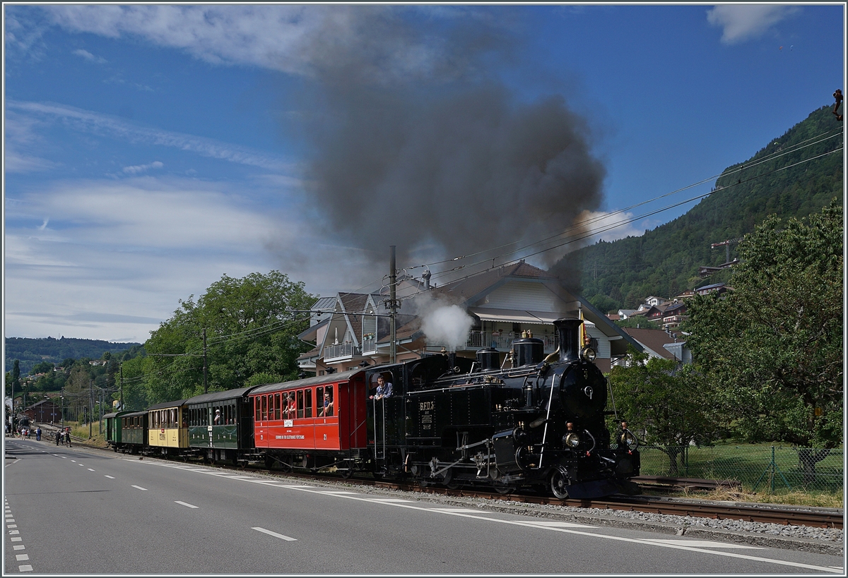  Festival Suisse de la Vapeur 2022 / Schweizer Dampffestival 2022  der Blonay-Chamby Bahn: Die BFD HG 3/4 N° 3 hat mit ihrem recht langen Dampfzug Blonay verlassen und fährt nun ein letztes mal nach Chaulin.
Die nun wieder im Einsatz der B-C stehende Dampflok dürfte die G 2x 2/2 105 künftig wohl etwas entlasten.

6. Juni 2022