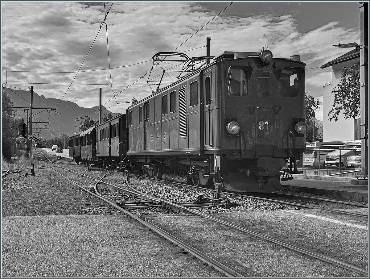 Festival Suisse de la vapeur 2024 / Schweizer Dampffestival 2024 der Blonay-Chamby Bahn.
Nach dem  druckfrischen , aber qualitativ nicht ganz perfekten Bild nun ein weiters, überarbeitets Bild: 
  
Die Bernina Bahn RhB Ge 4/4 81 der Blonay Chamby Bahn ist mit dem ersten Zug des diesjährigen  Festival Suisse de la vapeur 2024  in Blonay angekommen.

(Da ich anschiessend zur Arbeit musste, komme ich erst später dazu, das Festival zu besuchen)  

18. Mai 2024