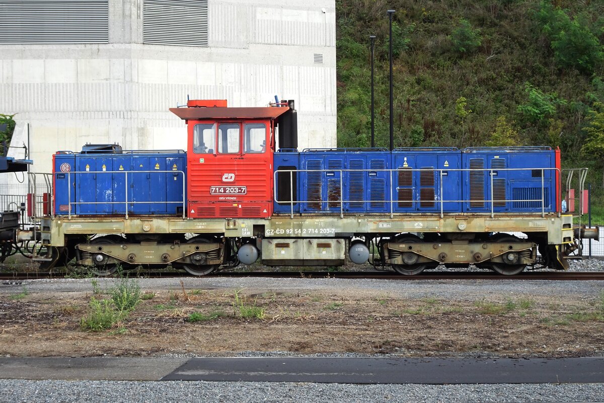 Flankblick auf CD 714 203 am 12 Juni 2022 in Praha hl.n. Für das Rangieren mit Schlafzüge mit Autotransportteil ist immer ein 714.2 in Praha hl.n. stationiert.