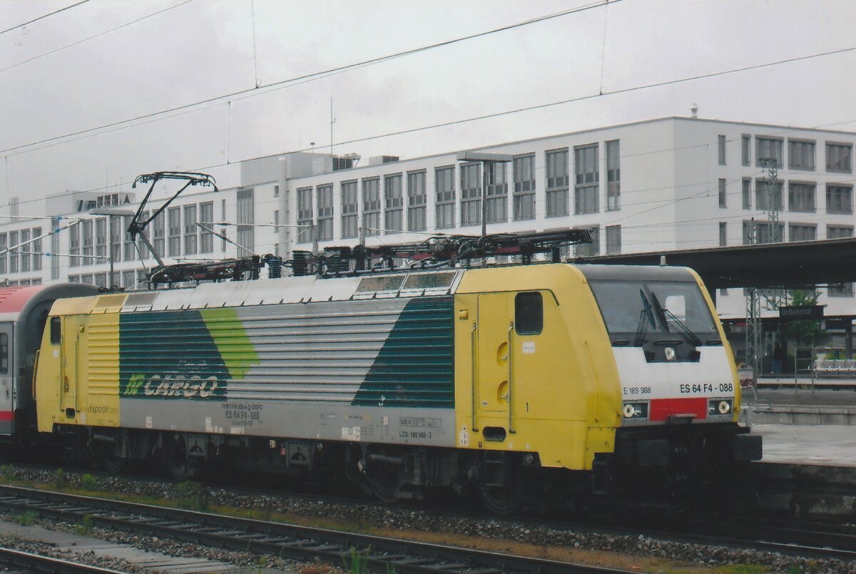 FNM 189 988 steht am 21 Mai 2010 in München Ost am Spitz einer EC nach Milano Centrale. Wegen der verspáteter Zulassung der ÖBB Baureihe 1216 in Italien wurden in 2009-2010 zehn 189er vor die ECs eingesetzt.