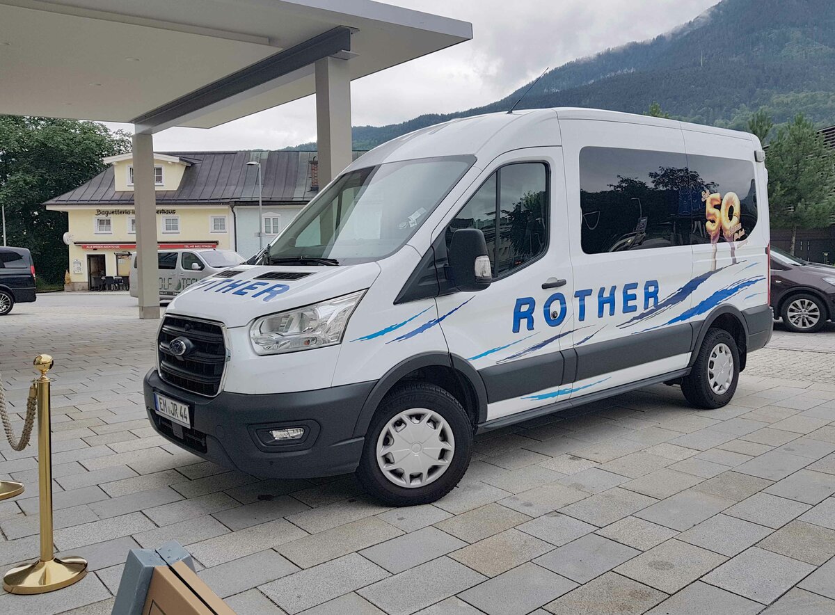 Ford Transit des Busunternehmens ROTHER steht vor dem Hotel Edelweiß in Berchtesgaden