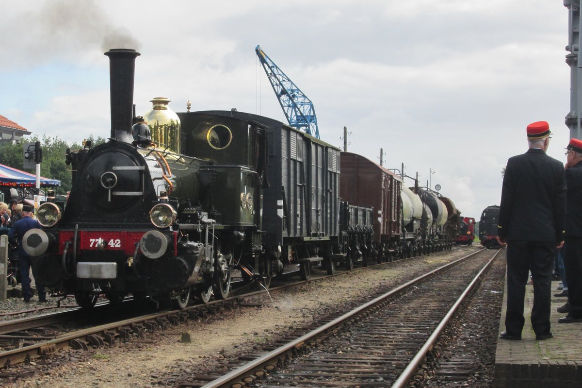 Fotoguterzug mit 7742 Bello steht am 6 September 2014 in Beekbergen bei der VSM.