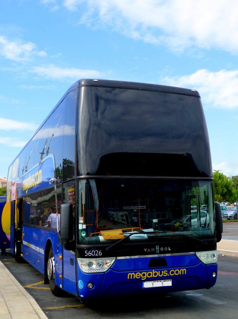 Frankreich, Languedoc-Roussillon, Hrault, Montpellier Sabines (an der Trambahn Linie 2): ein megabus.com (VanHool TX27 astromega) auf der Fahrt nach Spanien. 04.09.2015