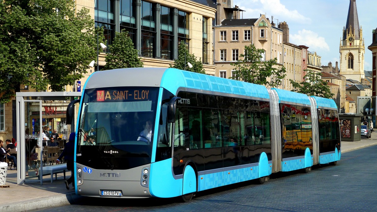 Frankreich, Lothringen, Metz, Place de la Rpublique. Die dreiteiligen diesel-elektrischen Hybridbusse METTIS werden von Van Hool auf der Basis der EquiCity Busse gebaut. Kapazitt: 150 Passagiere, Lnge: 23,820 m. 24.04.2014 