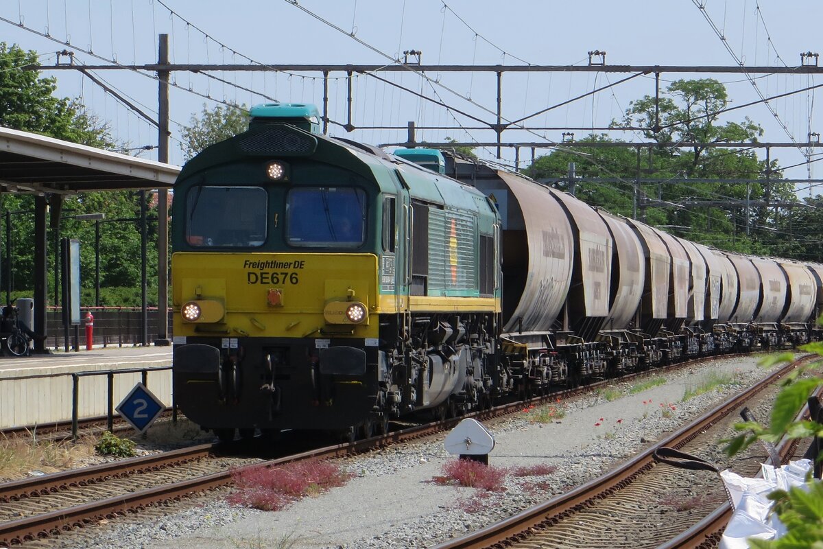 Freightliner DE 676/266 004 steht mit ein Getreidezug am 16 Juni 2021 in Oss.