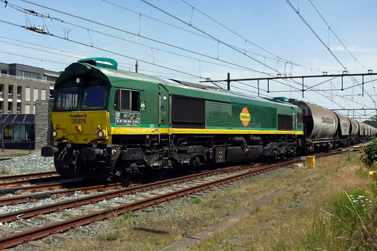 Freightliner DE 676/266 004 verlasst mit ein Getreidezug am 16 Juni 2021 Oss.