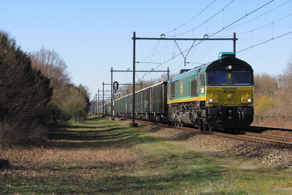 Freightliner RL002 durchfahrt am 18 März 2025 Wijchen und wird vom offenbarer PLatz fotografiert.