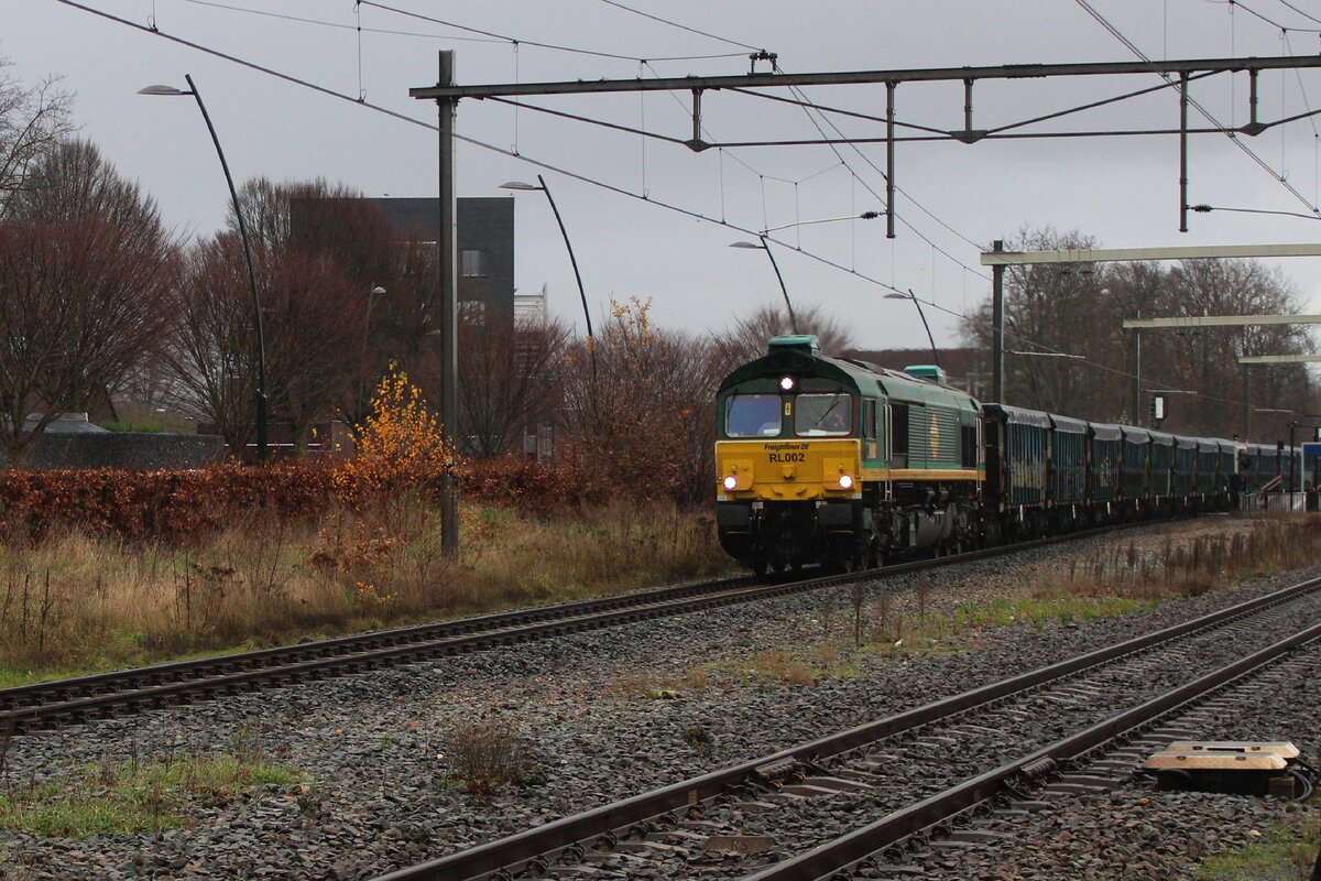 Freightliner RL002 schleppt ein Getreidezug nach Oss durch Wijchen an regnerischen 7.Dezember 2024.