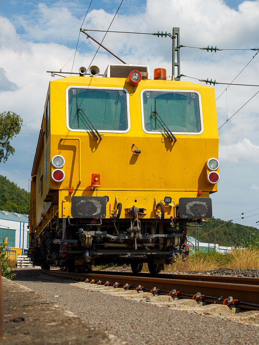 
Frontal.....
Die Plasser & Theurer Dreischwellenstopfmaschine 09-3X Dynamic  der SPITZKE SE, Schweres Nebenfahrzeug Nr. D-SPAG 99 80 9121 006-7, abgestellt am 21.07.2018 in Wissen (Sieg).