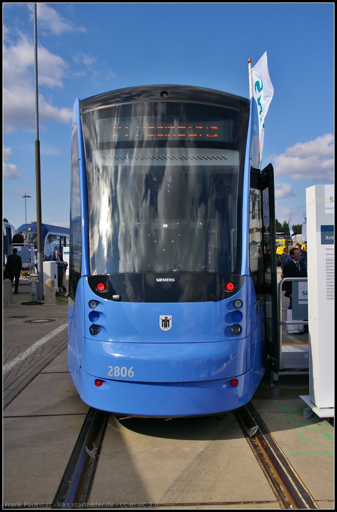 Frontansicht des Zug 2806 der M�nchener Verkehrsgesellschaft (MVG) vom Typ Siemens Avenio, ausgestellt auf der InnoTrans 2014 in Berlin.

Daten: Spannung 750 V DC, Spurweite 1435 mm, L�nge 36.85 m, H�he 3.55 m, Einstiegsh�he 300 mm, Kapazit�t 216 Pl�tze (69 Sitzpl�tze), max. Geschwindigkeit 70 km/h
