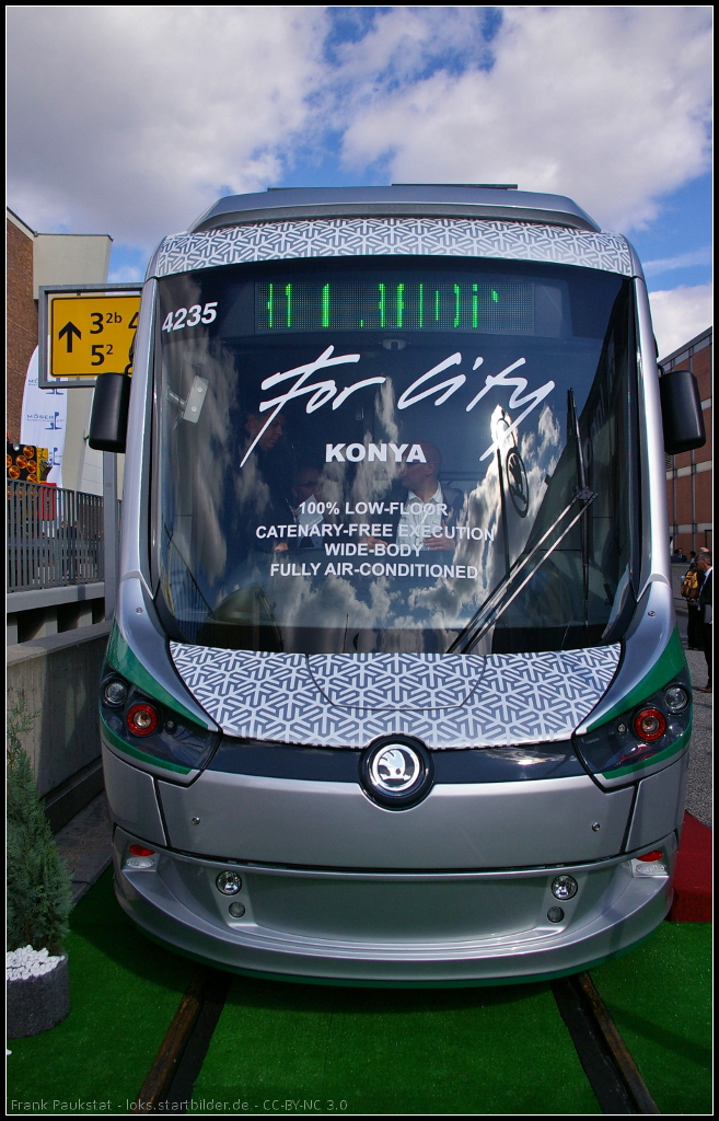 Frontansicht der von Skoda gebauten ForCity Classic fr die trkische Stadt Konya. Die Tram war auf der InnoTrans 2014 in Berlin ausgestellt
<br><br>
Webseite: http://www.skoda.cz/de/produkte/strassenbahnen/forcity/strassenbahn-28-t/
