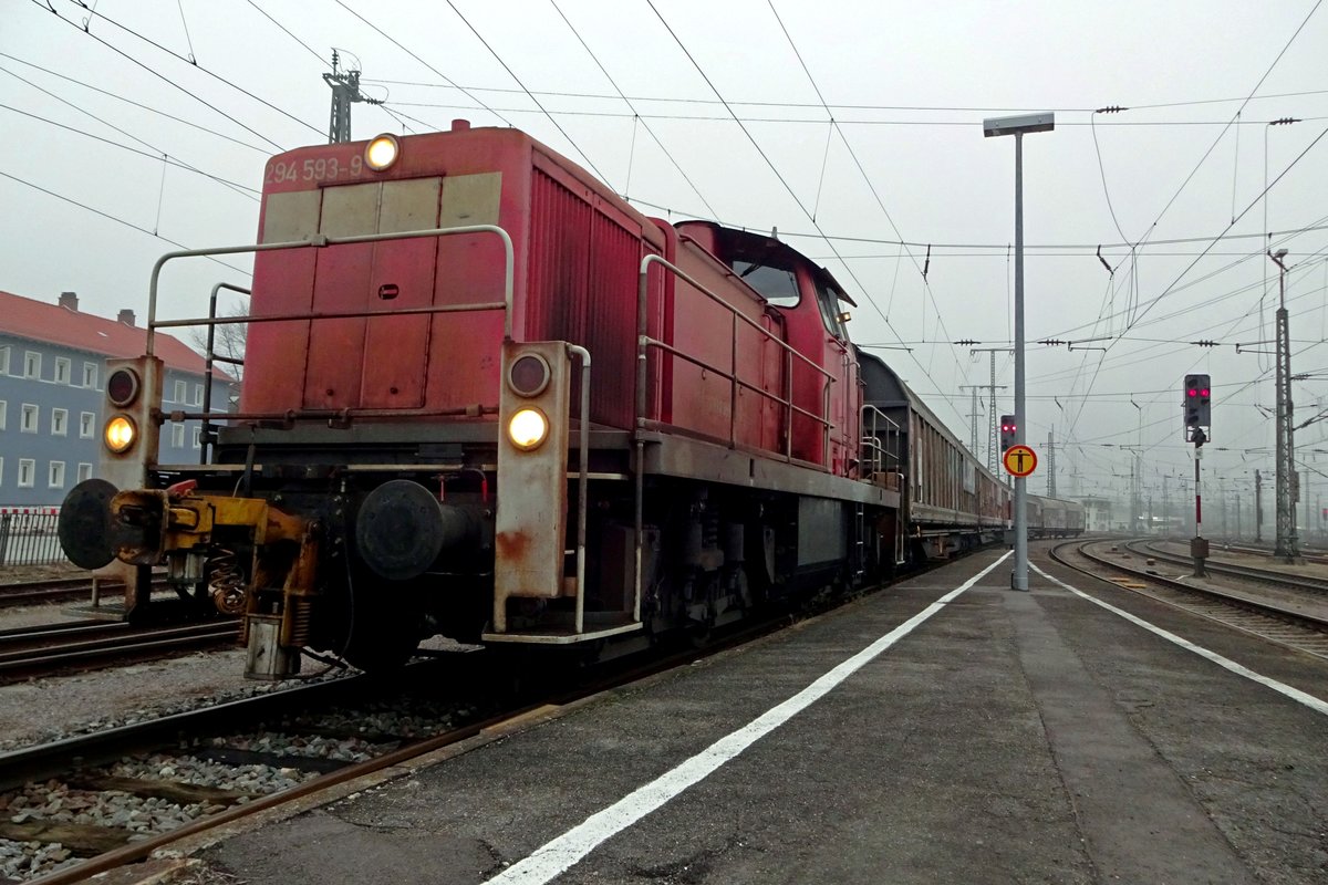 Froschblick auf ein Nahguterzug mit 294 593 in Singen (Hohentwiel) am 3 Jänner 2020.