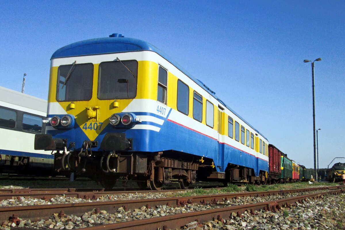 Froschblick auf SNCB 4407 ins Museumsdepot Mariembourg der CFV3V am 21 September 2019. Dieser Triebwagen war eine der Ersten mit dieser versuchslackierung ausgetattet. Dieser Lackierung evoluierte in einige Stfen indas heutige Farbenschema der Belgische Staatseisenbahnen NMBS/SNCB. 