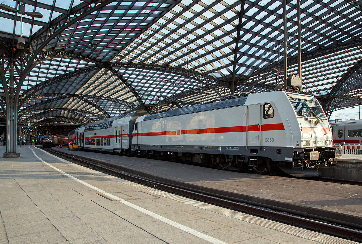 Früh morgens im Hbf Köln....
Die 146 577-2 der DB Fernverkehr AG steht am 22.05.2018 mit dem IC 2443 nach Dresden Hbf (ein Doppelstock IC 2) zur Abfahrt bereit.

Die Bombardier TRAXX P160 AC2 wurde 2013 von Bombardier in Kassel unter der Fabriknummer 35069 gebaut, die Abnahme durch die DB erfolgte jedoch erst 11.12.2015. Sie trägt die NVR-Nummer 91 80 6146 577-2 D-DB. Die große Nummer 2858 trägt sie für den zugeordneten Wagenpark.

DB Fernverkehr setzt seit dem 12. Dezember 2015 aus Doppelstockwagen gebildete Intercity-Züge unter der Bezeichnung Intercity 2 (in Kurzform IC2) ein. Hierfür wurden zunächst 27 Zugeinheiten beschafft, die aus je vier Doppelstock-Mittelwagen, einem Doppelstock-Steuerwagen und einer auf 160 km/h ausgelegten Lokomotive der Bombardier-Traxx-Baureihe P160 AC2 (DB 146.5) bestehen. Die Doppelstock-Wagen sind zwar für eine Höchstgeschwindigkeit von 189 km/h konstruiert, doch werden die Züge wegen der dazu erforderlichen gesonderten Zulassungsprozedur (mit noch zu bestellenden Lokomotiven der Baureihe Bombardier TRAXX P189 AC) auf längere Sicht nur für eine Geschwindigkeit von 160 km/h zugelassen sein.

Durch die Beschaffung der Doppelstock-Intercitys sollten vordringlich Fahrzeugkapazitäten geschaffen werden, um die Fahrzeugreserve des DB-Fernverkehrs zu vergrößern. Der Wert des 2011 an Bombardier Transportation vergebenen Auftrags wurde mit 362 Millionen Euro beziffert. Die Kosten eines Zuges mit fünf Wagen und einer Lokomotive der Baureihe 146.5 betragen 17 Millionen Euro.

Die Züge verfügen über 468 Sitzplätze, davon 70 in der ersten Klasse. Ein Bistro oder Restaurant ist nicht vorhanden, stattdessen erfolgt auf einzelnen Streckenabschnitten eine Bewirtung am Platz. Die Züge verfügen unter anderem über Handyverstärker und eine fahrzeuggebundene Rollstuhlrampe. Eine Intercity-2-Garnitur besteht aus einem zweite Klasse Steuerwagen, drei zweite Klasse Mittelwagen und einem erste Klasse Mittelwagen, an den die Lok gekoppelt wird. Bei den Mittelwagen befinden sich die Türen über den Drehgestellen (sogenannter Hochflureinstieg), sodass sowohl Unter- als auch Oberstock nur durch Treppen erreichbar sind. Der Unterstock des Steuerwagens ist durch Niederflureinstiege zwischen den Drehgestellen barrierefrei erreichbar und ist mit Fahrradstellplätzen sowie einer barrierefreien Toilette ausgestattet. Der Oberstock ist nicht barrierefrei und wird im Steuerwagen über zwei Treppen erreicht.

Der Einsatz der Doppelstock-Intercity-Züge – nun mit der Bezeichnung Intercity 2 (IC2) – begann zum Fahrplanwechsel im Dezember 2015.

Die Drehgestelle der Wagen:
Die Wagen laufen auf Drehgestellen der Bauart Görlitz IX. Im Jahr 2004 führte Bombardier eine Marktanalyse durch, die ergab, dass Doppelstockwagen in Zukunft Geschwindigkeiten von 200 km/h erreichen und durch dafür notwendige Maßnahmen wie Druckertüchtigung die Radsatzlast auf 20 t steigen wird. Die Drehgestelle der Bauart Görlitz VIII ermöglichen jedoch nur Geschwindigkeiten von 160 km/h bei Radsatzlasten von 18 t. Daher entwickelte Bombardier in Siegen (eigentlich Netphen - Dreis-Tiefenbach, ehemals Waggon Union) das Drehgestell Görlitz IX, ohne einen konkreten Kundenauftrag erhalten zu haben. Die Konstruktion beruht auf der weit verbreiteten Bauart Görlitz VIII, viele Komponenten sind abwärtskompatibel. Veränderungen wurden bei der Drehgestellanlenkung und den Bremszangen umgesetzt. Außerdem wurde aus Gründen der Kostenersparnis die Zahl der Einzelteile des Drehgestellrahmens verringert, sodass sich die Länge der Schweißnähte um 35 % reduziert. Im Vergleich zur Bauart Görlitz VIII entfallen die bisherigen vier Gussteile pro Rahmen. 2007 wurden sechs Prototyp-Drehgestelle gefertigt, zwei davon mit neuen, kompakteren Bremszangen. Mit vier Drehgestellen wurden durch DB Systemtechnik Fahrversuche durchgeführt, bei denen auf der Schnellfahrstrecke Hannover–Berlin zwischen Wolfsburg und Rathenow 230 km/h erreicht wurden. Ein Drehgestell wurde in Siegen auf einem mit Flachstellen versehenen Rollenprüfstand einem Dauerschwingversuch unterzogen. 

Die Drehgestelle werden seither in den Bombardier Twindexx sowie den Doppelstock-Intercitys (die zur Produktfamilie Twindexx gehören) verbaut.