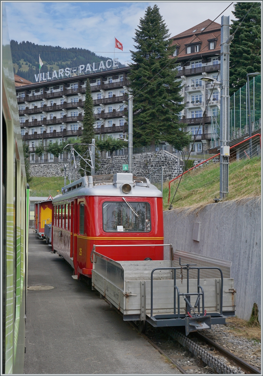 Fr das 125 Jahre Jubilum der Bex - Villars - Col de Bretaye Bahn (BVB) wurde der 1944 in Betrieb genommen Triebwagen BDeh 2/4 N 25 in der ursprnglichen BVB Farbgebung lackiert. Der  Flche  steht mit dem Vorstellwagen Om 727 in Villars s/O, von wo er am frhen Nachmittag eine  Jubilumsfahrt  zum Col-de-Bretaye unternehmen wird.
Das Bild entstand aus dem abfahrenden Zug um Col de Bretaye, bei welchem sich im Mittelwagen (ex CEV) die Fenster ffnen liesen.  

19. August 2023