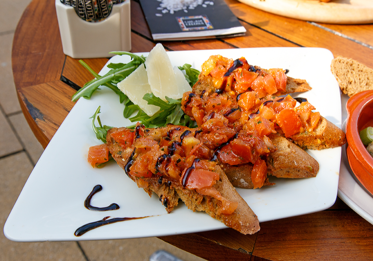 
Für 50plus2 habe ich von meiner Tochter ein Gutschein bekommen.........
So gingen wir am 23.03.2015 zum Cafe & Bar Celona in Siegen, hier gab es Köstliches unter der Rubrik Tapas frío - kalt: 

Bruschetta

knusprig geröstete Celonabrotscheiben mit frischen Tomatenwürfeln und Zwiebellauch in Knoblauch-Kräuter-Olivenöl mariniert