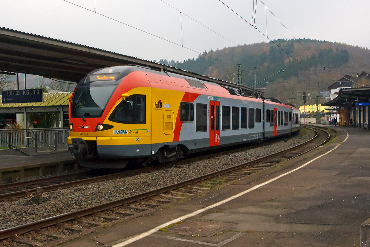 
Für Betzdorf sehr ungewöhnlich, wobei bei den Dieseltriebwagen die HLB-Farben hier Bald Einzug halten....
Der 5-teilige Stadler Flirt 429 043 / 429 545 der HLB (Hessischen Landesbahn) fährt als Sonderzug am 29.11.2014 durch den Bahnhof Betzdorf/Sieg in Richtung Köln.
