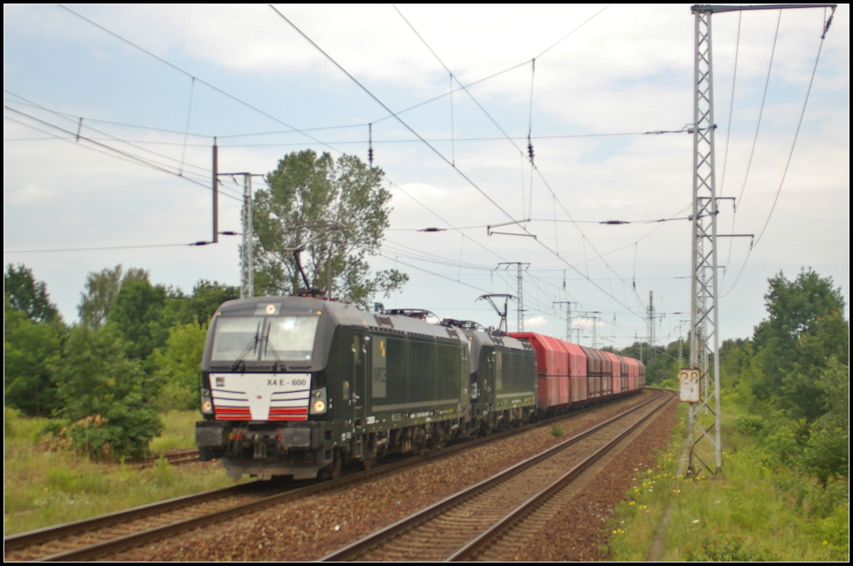 Für DB Cargo sind die beiden X4 E - 600 / 193 600-4 und X4 E - 609 im Einsatz. Am 09.07.2017 zogen sie den Erzpendel durch die Berliner Wuhlheide