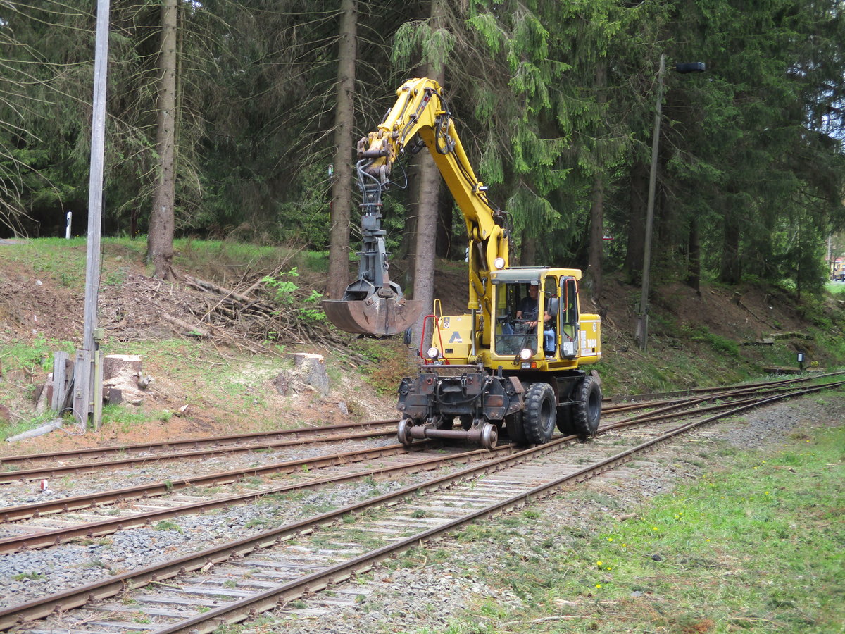 Für ein bisschen Fahrbetrieb auf dem Bahnhof Rennsteig sorgte dieser Zweiwegebagger am 27.Mai 2020.