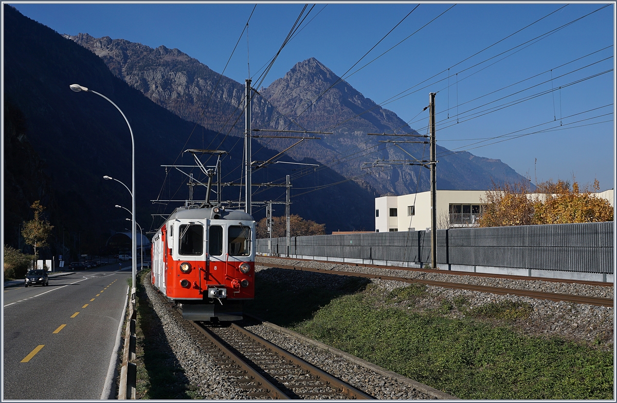 Für einige Zeit wurde die Strecke von Martiny nach Châtelard (TMC /MC) infolge Bauarbeiten mit Busen bedient. Da die Strassenführung erheblich von der Streckenführung der Bahn abweicht, wurde zwischen Martigny und Vernayaz MC ein stündlicher Pendelbetrieb eingerichtet, der mit BDeh 4/4 abgewickelt wurde. Am letzten Tag der Bauarbeiten machte ich mich endlich auf, um die sonst im Regelverkehr eher selten anzutreffenden Triebwagen zu fotografieren. Das erwies sich als weit schwieriger als gedacht, da die Strecke auf der Süd- und Sonnen- Seite durchgehend von der Strasse mit Leitplanken begleitet wird und die  Sonnenseite  in Anbetracht der hohen Berge auf dem überwiegenden Teil der Strecke im Schatten lag. Als begnügte ich mich Aufnahmen in Vernayaz MC und bei der ehemaligen Haltestelle La Bâtiaz (EH). 
Im Bild der TMR/MC BDeh 4/4 N° 8 auf der Fahrt nach Martigny, kurz vor der ehemaligen Haltestelle La Bâtiza. Links im Bild die  schattige Sonnenseite mit ihrer Strasse nach Vernayaz.

18. Nov. 2018 