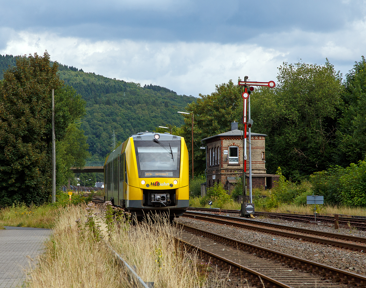 
Fr etwas Abwechselung auf der Hellertalbahn (KBS 462) sorgt der HLB LINT 41 VT 502.....

Der VT 502 (95 80 1648 102-9 D-HEB / 95 80 1648 602-8 D-HEB) ein Alstom Coradia LINT 41 der neuen Generation / neue Kopfform der HLB (Hessische Landesbahn GmbH) fhrt am 06.08.2016 als RB 96   Hellertalbahn  nach Betzdorf/Sieg (Neunkirchen - Herdorf - Betzdorf), hier passiert er gerade das Stellwerk Herdorf Ost (HO) und erreicht nun bald den Bahnhof Herdorf.