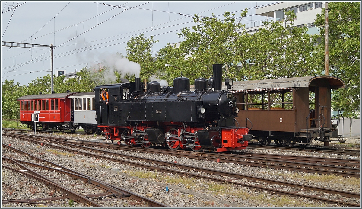 Für eine Gruppe brachte die Blonay Chamby Bahn G 2x 2/2 105 ihren Zug nach Vevey und rangiert nun um ihn bereit zu stellen.

20. Juni 2021