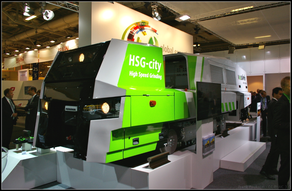 F�r die Instandhaltung von Tram- und Metrostrecken wurde die Schleifmaschine HSG-city entwickelt. Sie kann Riffel- und Schlupfwellen beseitigen. Bei einer Arbeitsgeschwindigkeit von 60 km/h k�nnen so Fahrplanst�rungen praktisch vermieden werden. Ausgestellt war die Schleifmaschine am Messestand von Vossloh w�hrend der InnoTrans 2014 in Berlin.