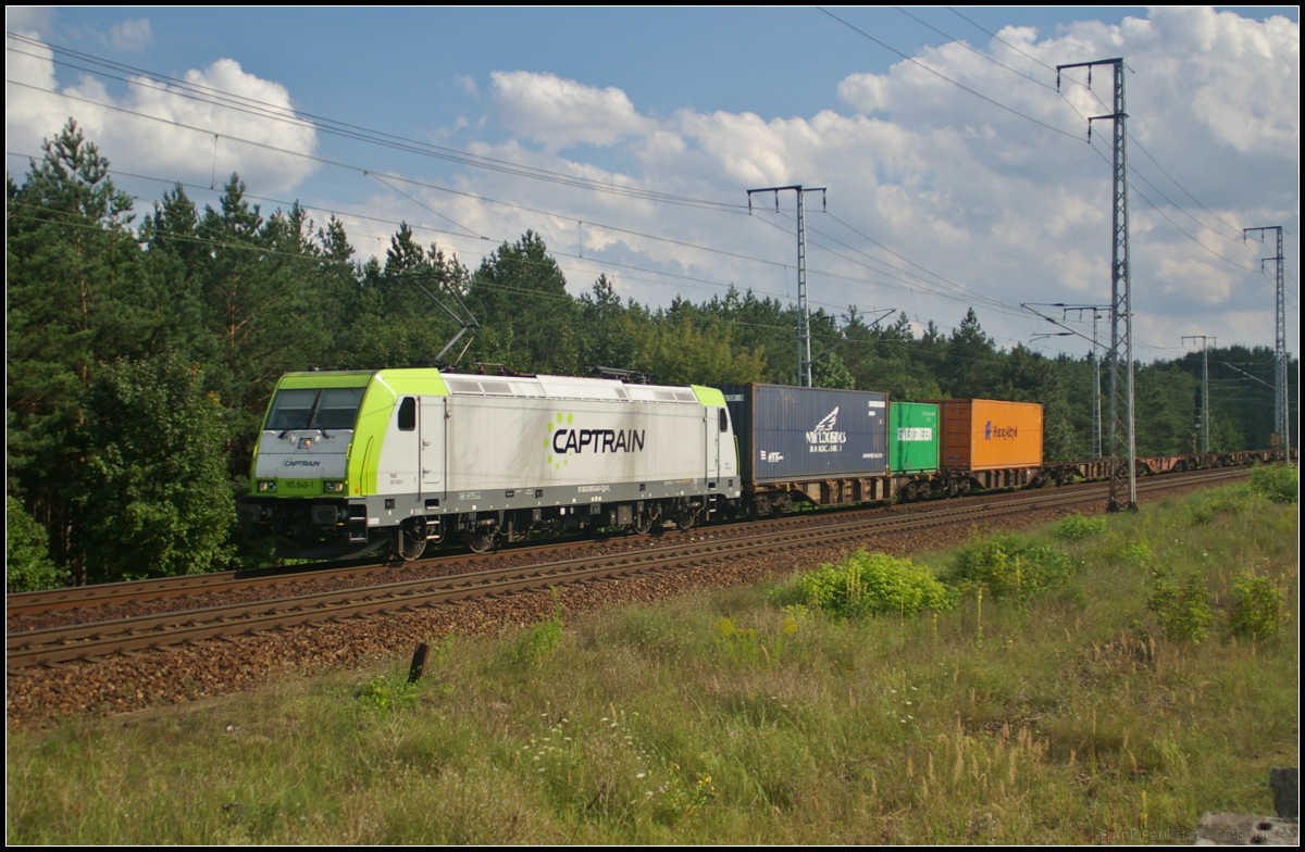Für ITL ist 185 649-1 im Einsatz und zog am 09.08.2017 einen mäßig ausgelasteten Containerzug durch die Berliner Wuhlheide
